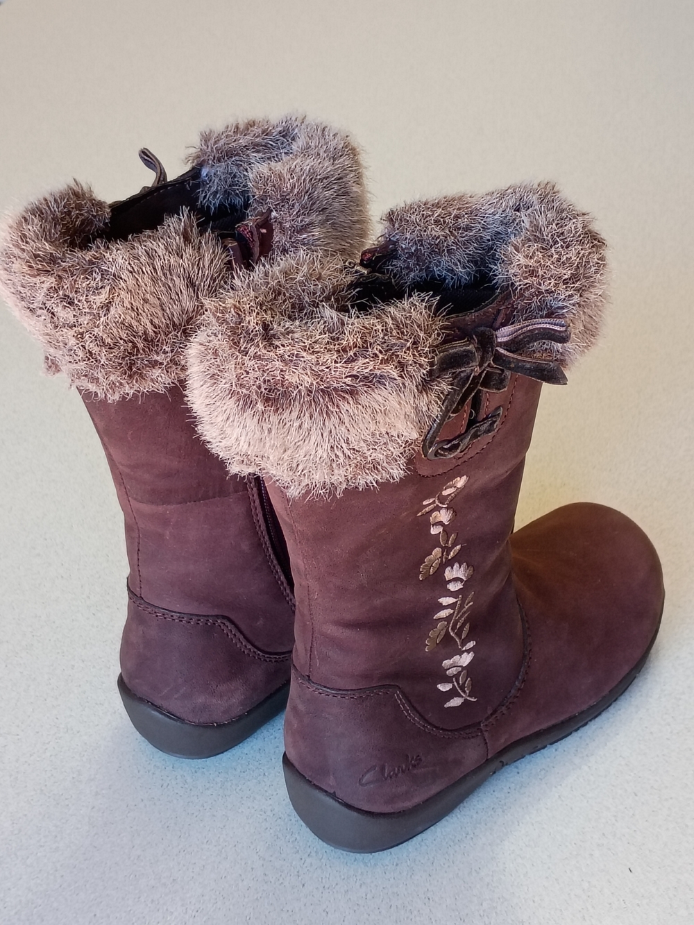 Clarks Girls Floral Boots Size 9.5 Suede Look Faux Fur Trim Excellent Condition - Picture 2 of 6